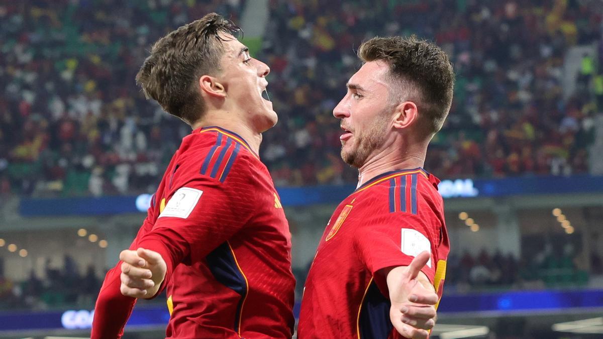 Laporte y Gavi celebran uno de los goles de España ante Costa Rica.