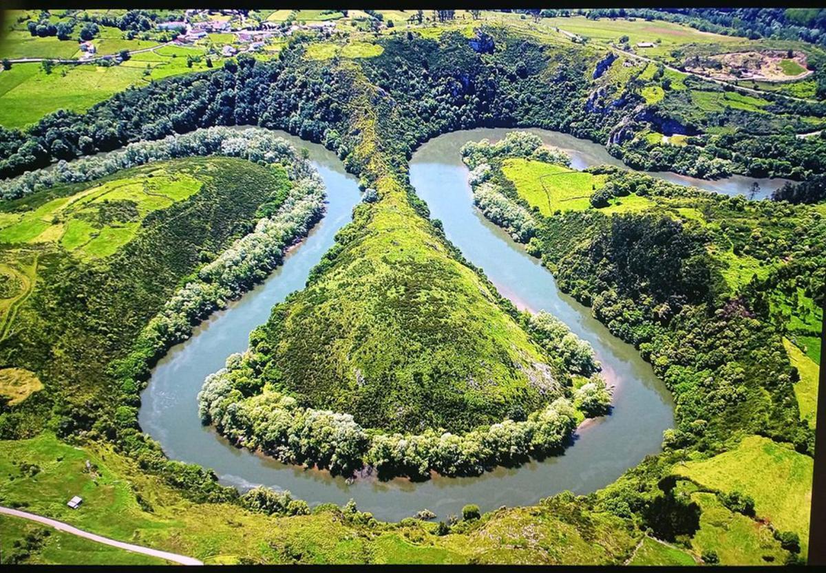 Dos paisajes aéreos. A la izquierda, los meandros del río Nora. A la derecha, la ría del Eo. | Nardo Villaboy 