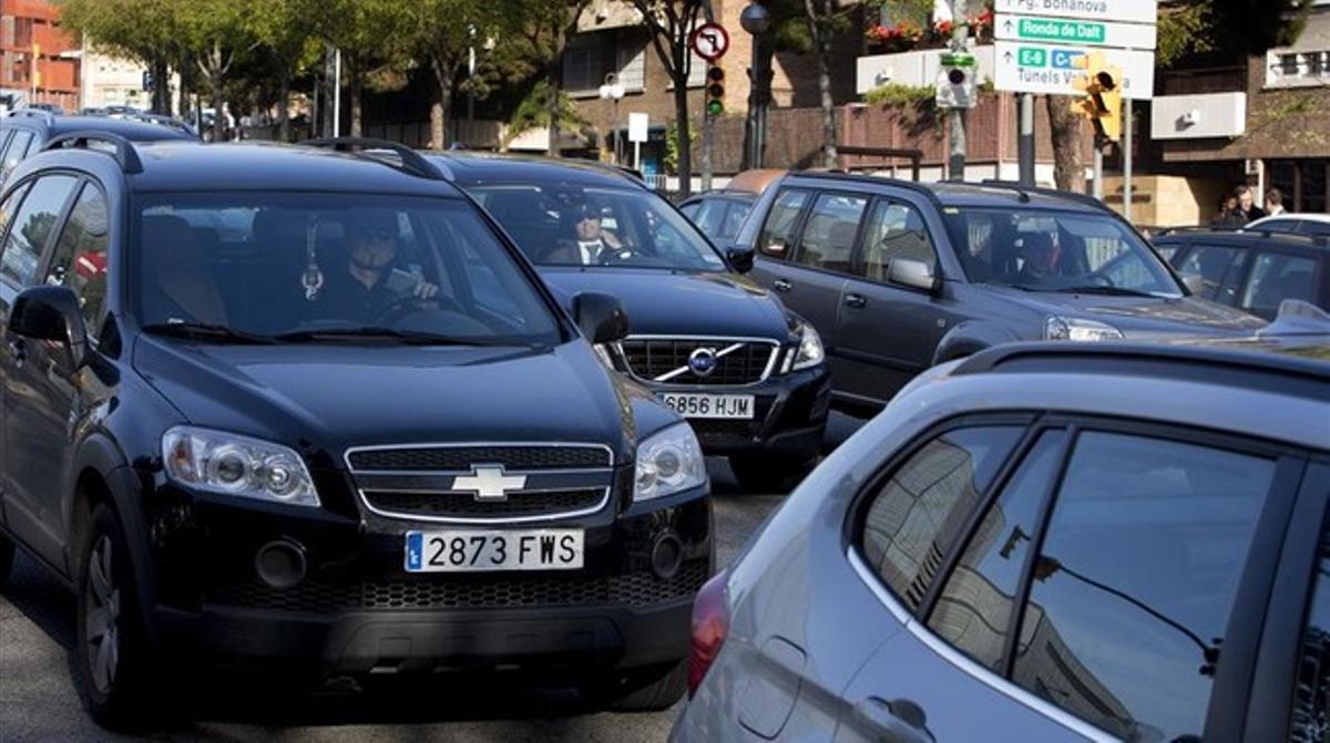 Automóviles transitando por la Via Augusta de Barcelona.