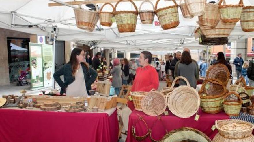 Artesania fent pinya al bell mig de la plaça Major de Solsona