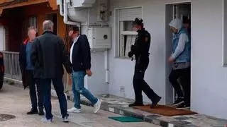 La Policía Nacional registra la casa del detenido por el crimen de Coia en su presencia