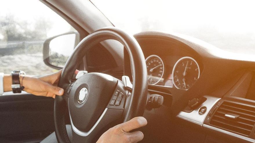 La norma de la DGT que todos los conductores incumplen: ¿para qué usas el asiento trasero del coche?