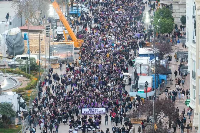 8M en València 2026: Las calles de València se tiñen de morado en el día de la mujer