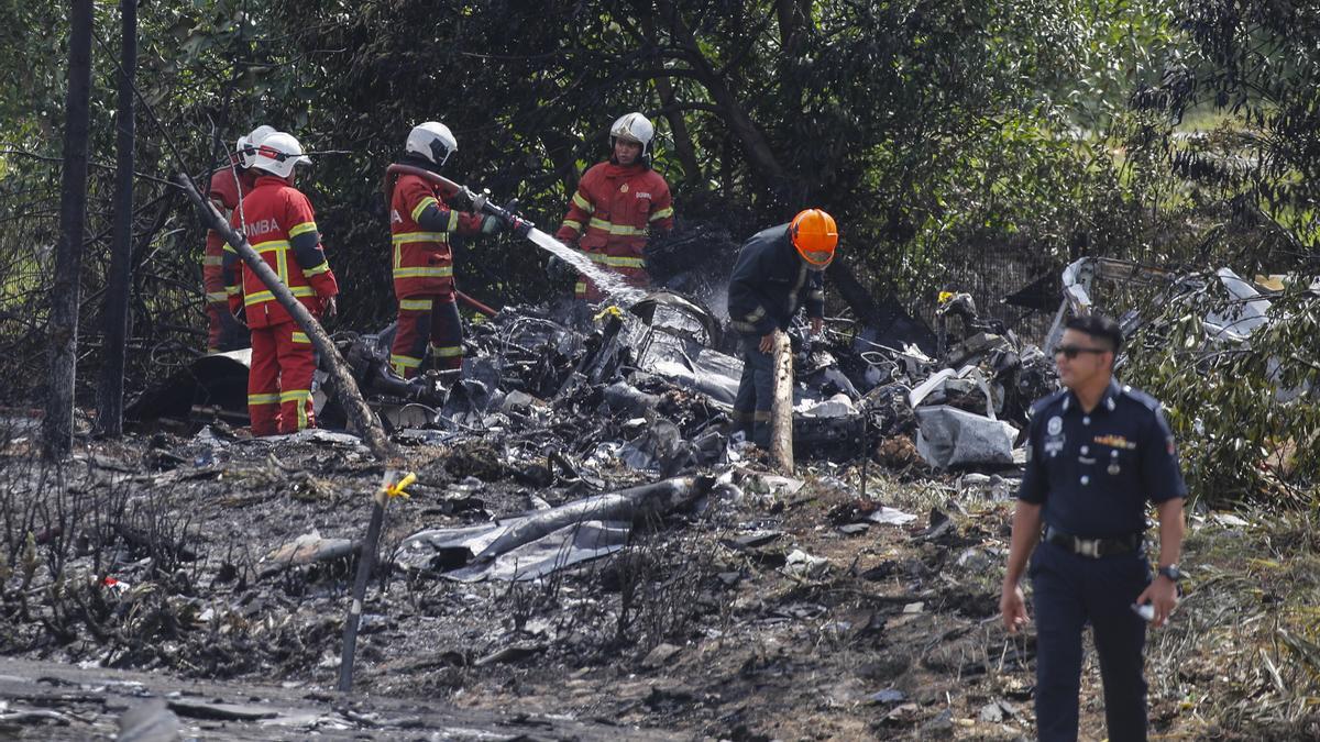 Al menos diez muertos al estrellarse una avioneta en una autovía cerca de Kuala Lumpur