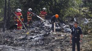 Oficiales del Departamento de Bomberos y Rescate de Malasia inspeccionan la escena del accidente de una avioneta en Elmina, estado de Selangor, Malasia. EFE/EPA/FAZRY ISMAIL