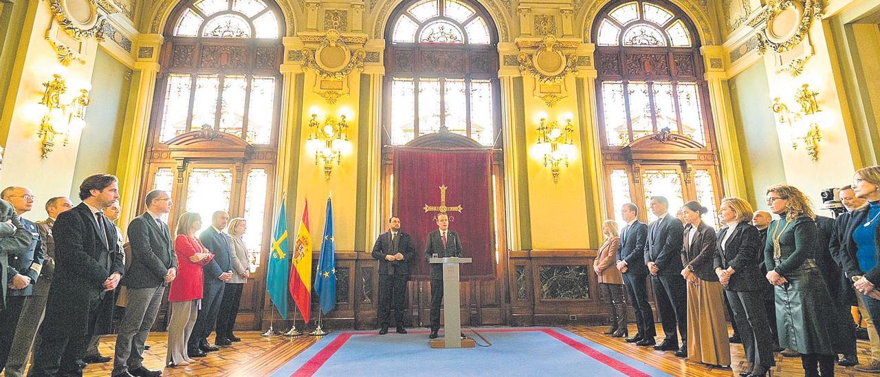 Marcelino Marcos Líndez, con Adrián Barbón a su lado, durante el acto conmemorativo del Día de la Constitución en la Junta.