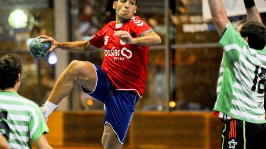 Miguel Lozano salta para lanzar a portería en el partido del OAR ante el Balonmano Lalín. / fran martínez