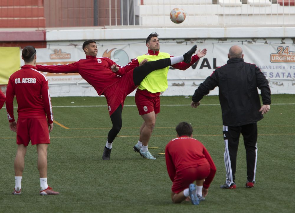 El CD Acero del Port de Sagunt entrena en el estadio Fornás antes del encuentro frente al Torrent