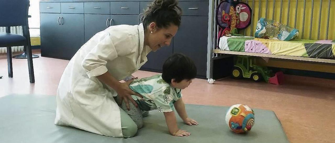 Tratamiento de un niño afectado por una enfermedad rara. // FdV