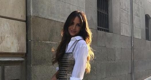 Rocío Osorno con un look con vestido y camisa