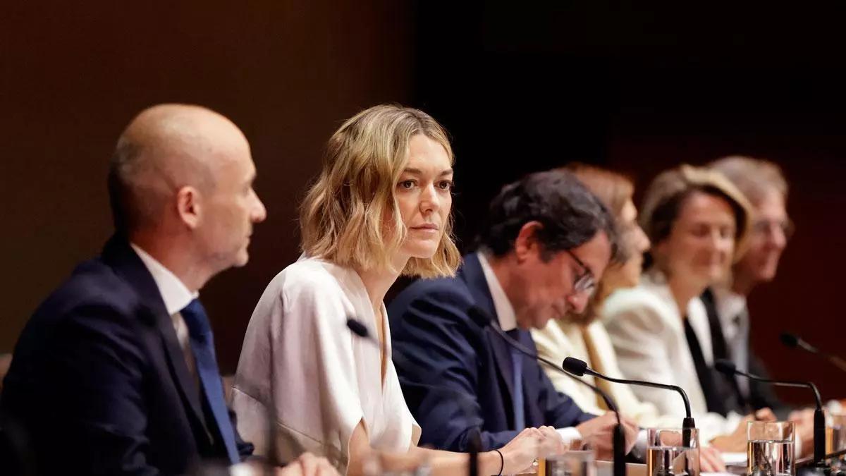 Óscar García Maceiras y Marta Ortega, primero y segunda, por la izquierda.