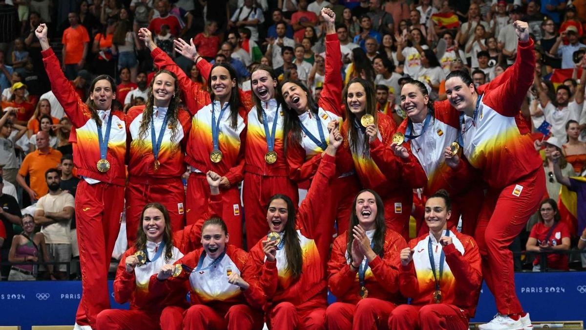 Las jugadoras de España posan en el podio con sus medallas de oro al ganar a Australia