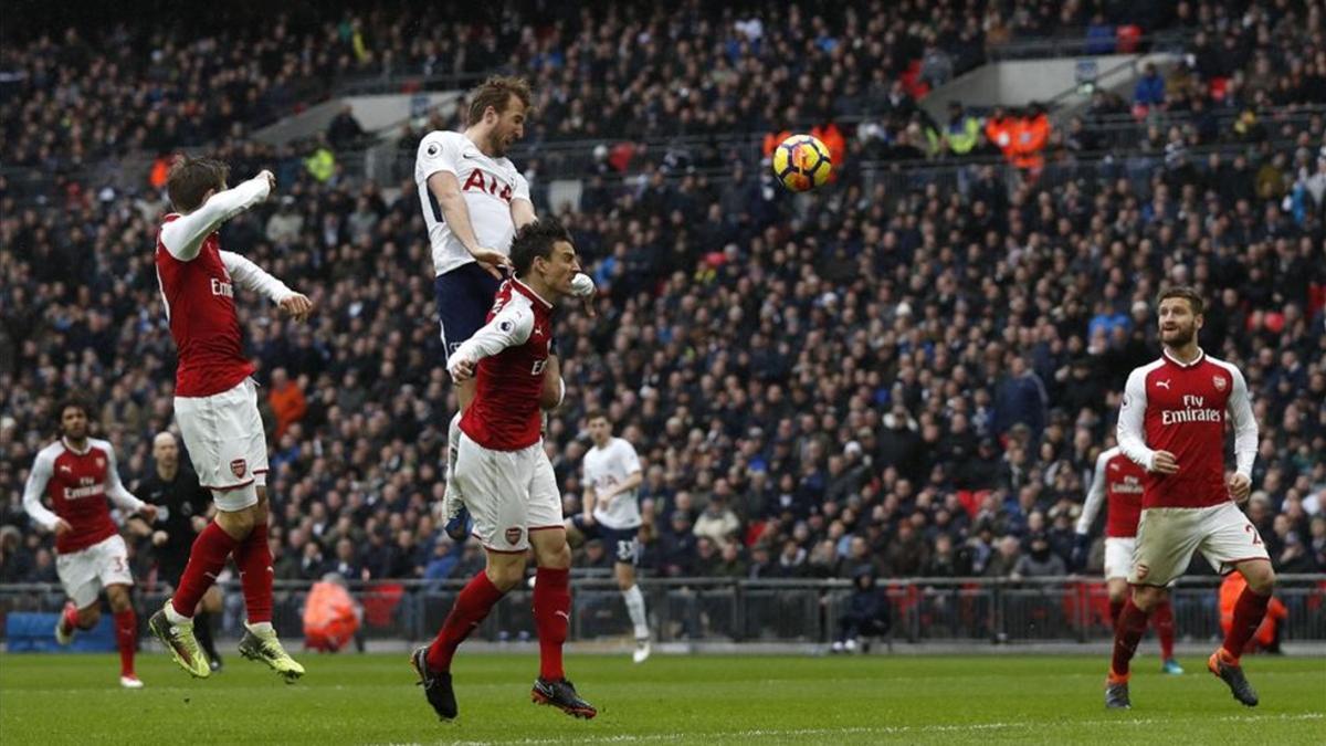 Harry Kane se eleva sobre Koscielny para decidir el derbi del norte de Londres