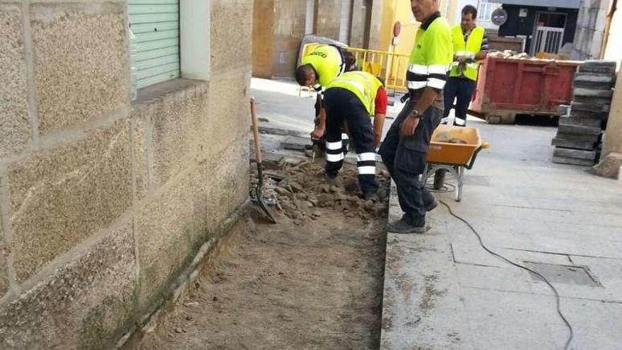 Obras de reposición del firme en Fuente del Oeste. // Faro