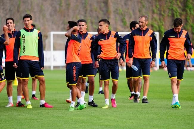 Entrenamiento de la UD Las Palmas en Barranco ...