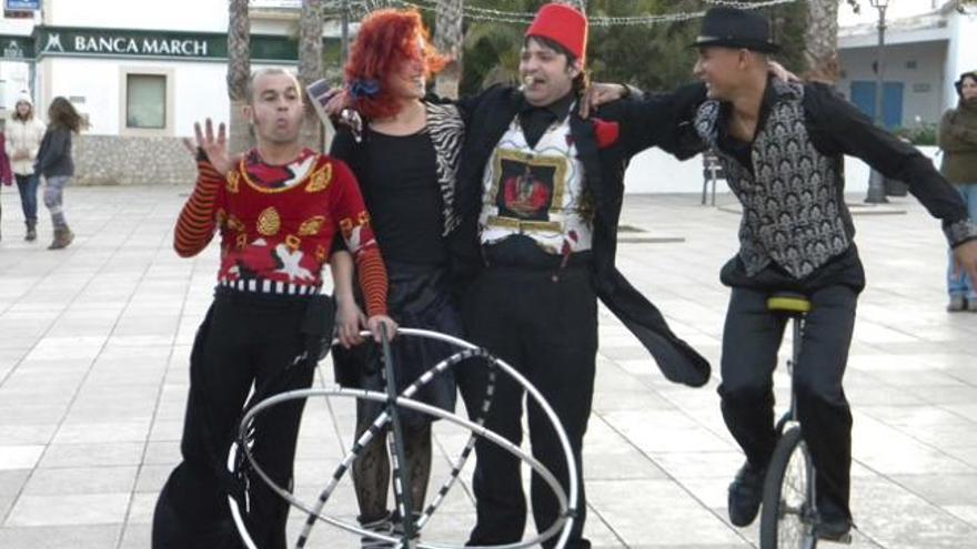 Los miembros del Circ Bover en la plaza de Sant Francesc.