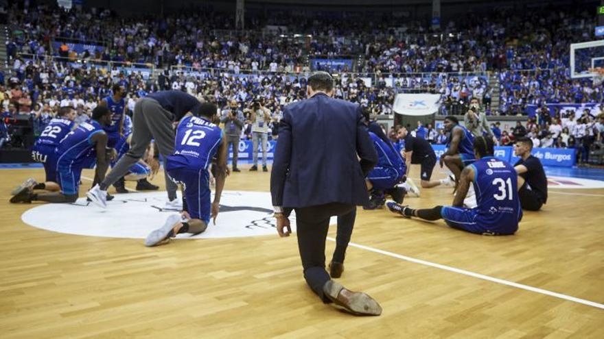 Félix Sancho, con sus jugadores del Burgos Conecta, rodilla en suelo tras descende de la ACB, esta temporada.