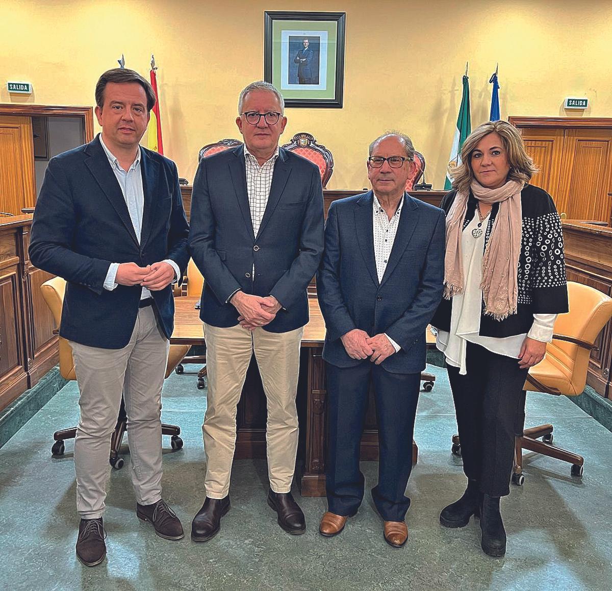EL presidente de Amalu y su secretario general con el alcalde y la primera teniente de alcalde de Lucena.