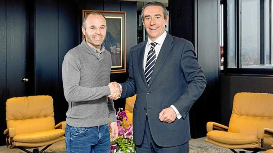 Andrés Iniesta i Juan Antonio Alcaraz, director general de CaixaBank