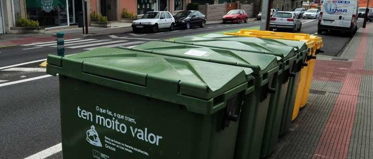 Recipientes de recogida de basura en Meaño. // Iñaki Abella