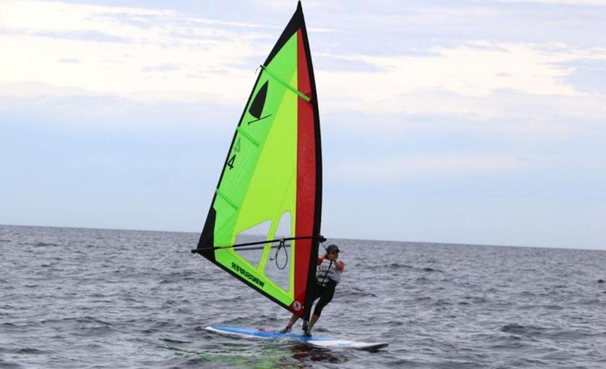 Oren del Álamo, en una imagen en plena acción mientras navega con su tabla de windsurf. | O.A.