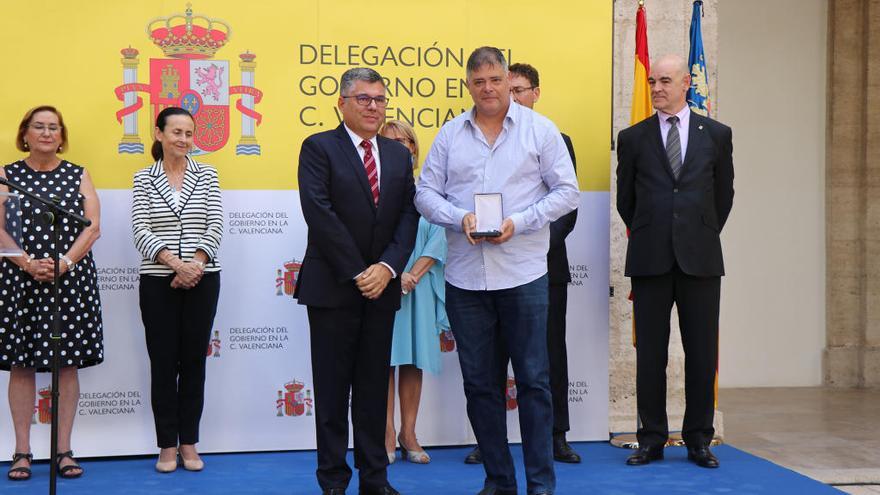 Alejandro Sotoca recibiendo el premio de manos de Juan Carlos Fulgencio.