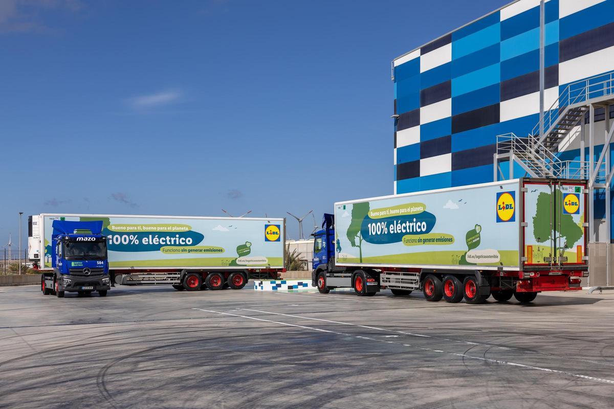 Los dos camiones eléctricos de Lidl, los primeros del sector en Canarias, se presentaron ayer en Arinaga.