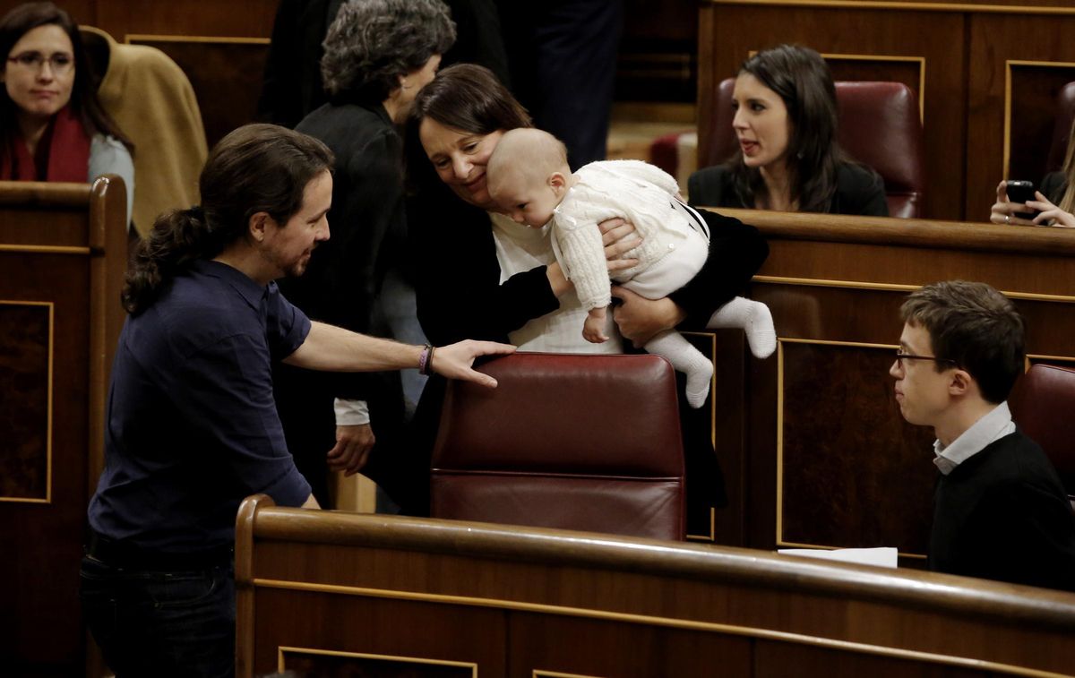 Carolina Bescansa porta el seu fill petit al Congrés.