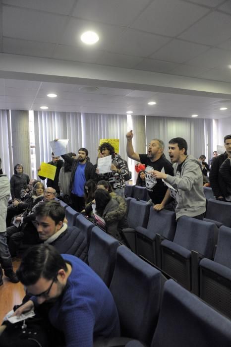 Estudiantes y miembros de la PAH revientan un acto en la Universidad