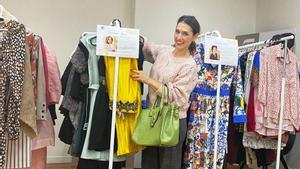 La actriz Cristina Brondo, con algunas de las prendas cedidas para el mercadillo navideño de la actriz Macarena Gómez y la periodista Samanta Villar.