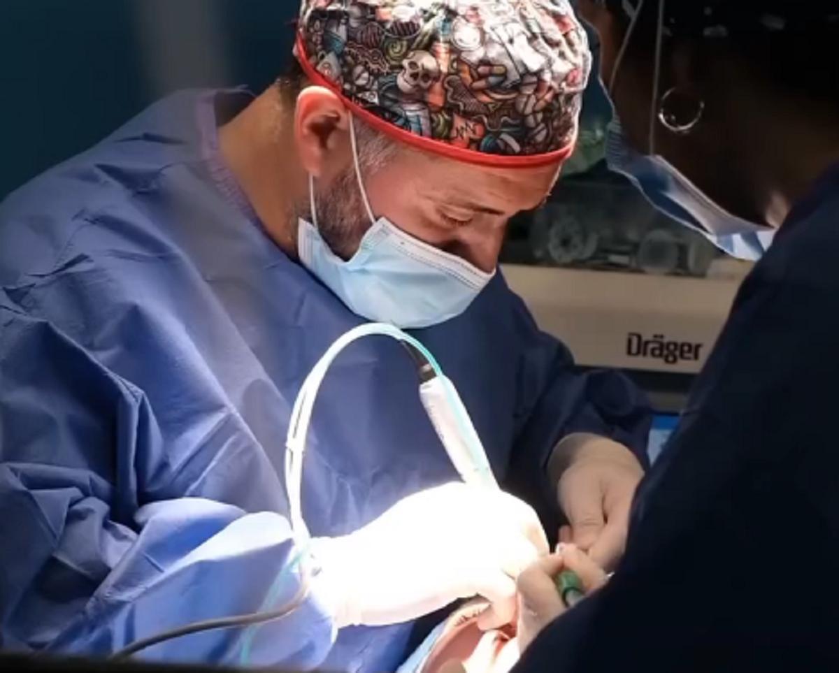 El cirujano maxilofacial Diego Cebreros de IMED Dental durante una cirugía.
