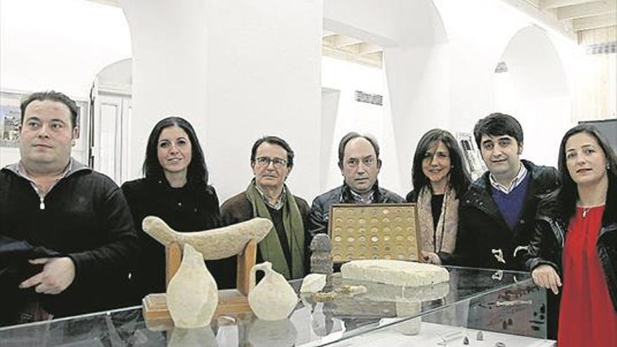 la asociación abaah, de arqueología, arte e historia de bujalance dona varias piezas al museo de la localidad