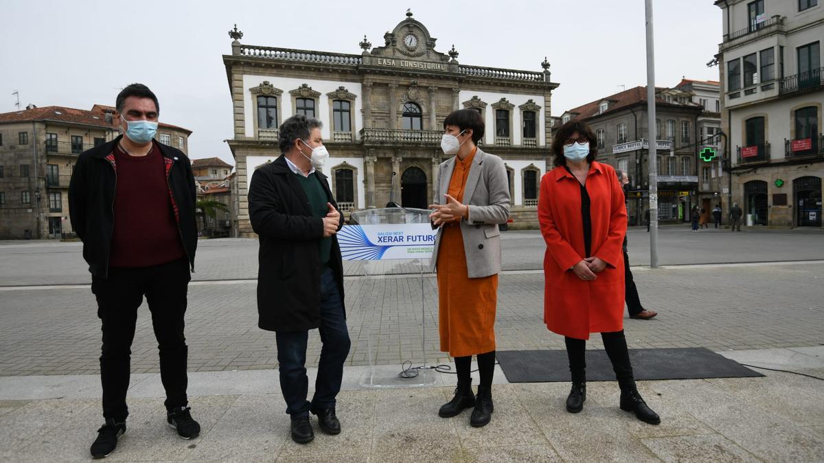 Ana Pontón, con Miguel Anxo Fernández Lores, Demetrio Gómez y Carme Da Silva, en la plaza de España, esta mañana.