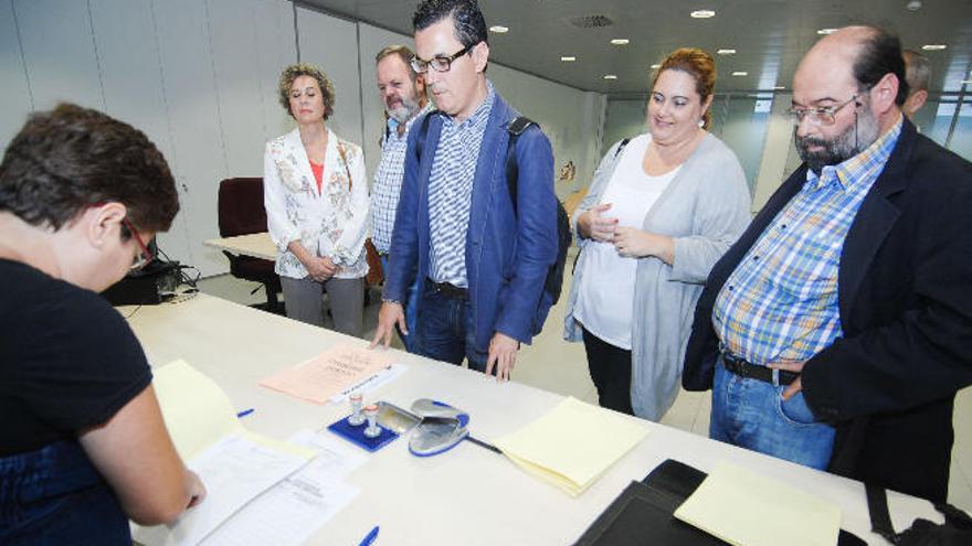Pablo Rodríguez (centro), en el momento de registrar las listas de CC, ayer.