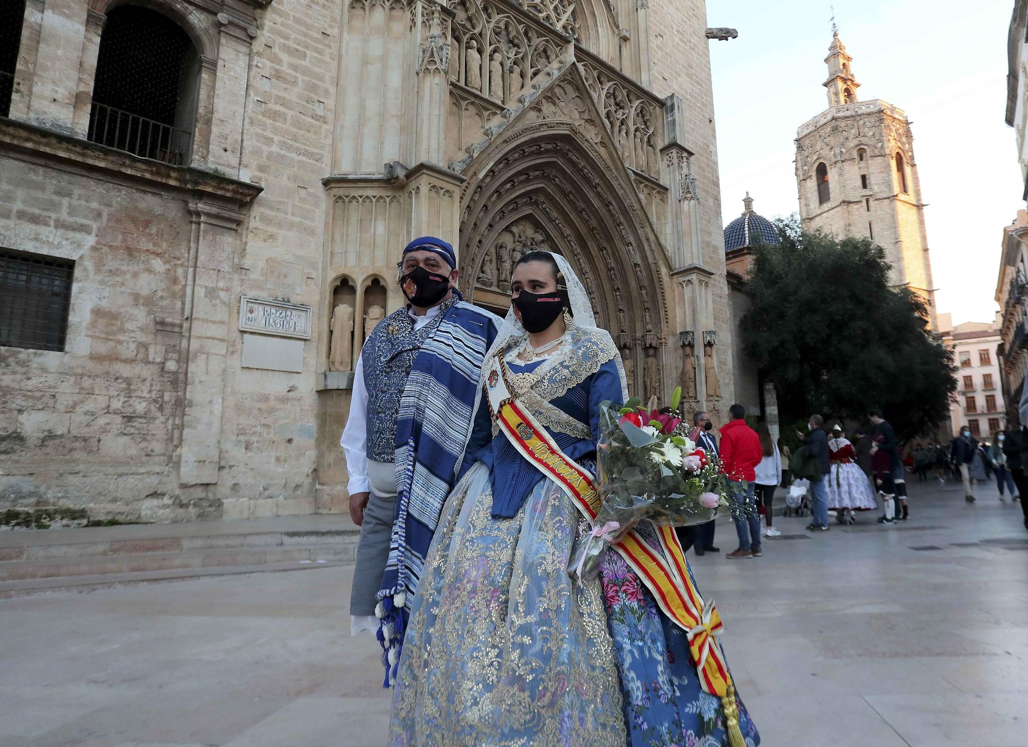 Flores de los falleros a la Virgen en el primer día de la "no ofrenda"