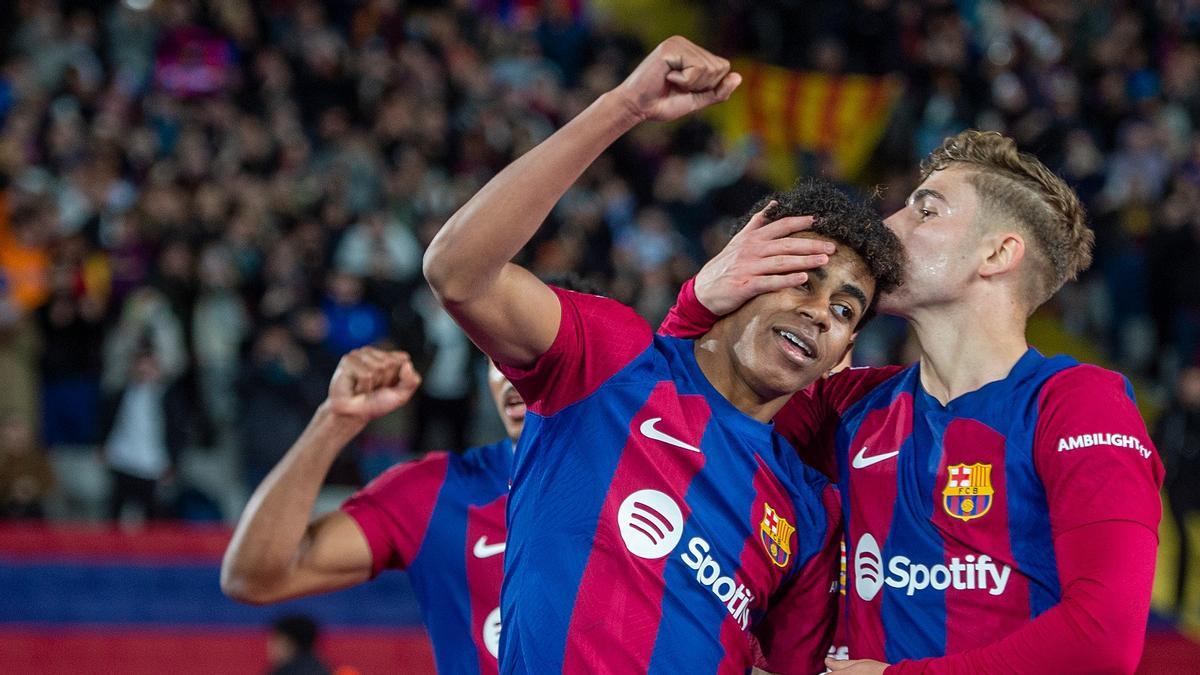 Fermín felicita a Lamine Yamal tras marcar éste el 1-0 del Barça al Mallorca en Montjuïc.