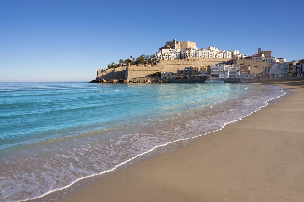 Vistas del pueblo de Peñíscola desde la playa, en Castellón