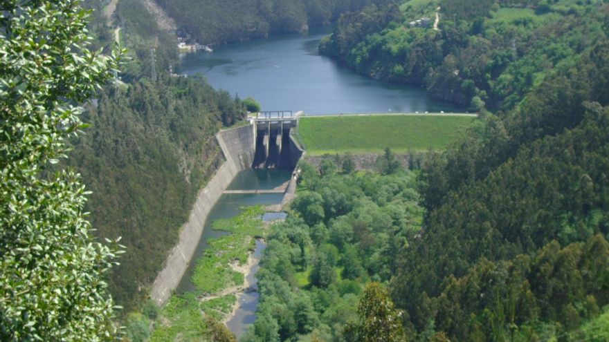 Sin agua medio centenar de vecinos de Villayón por varias roturas en la traída (y la sequía)