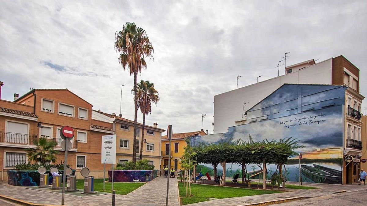 La plaça del Port ya luce su nueva imagen