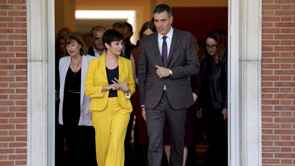 Isabel Rodríguez y Pedro Sánchez, el pasado 22 de octubre en el Palacio de La Moncloa, tras reunirse con organizaciones sociales y representantes del sector inmobiliario.