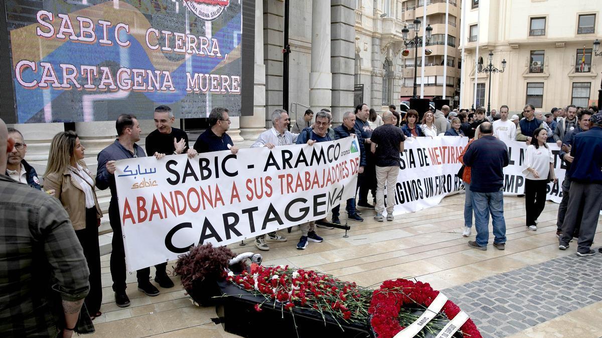 Protesta de trabajadores de Sabic junto al ayuntaniento de Cartagena