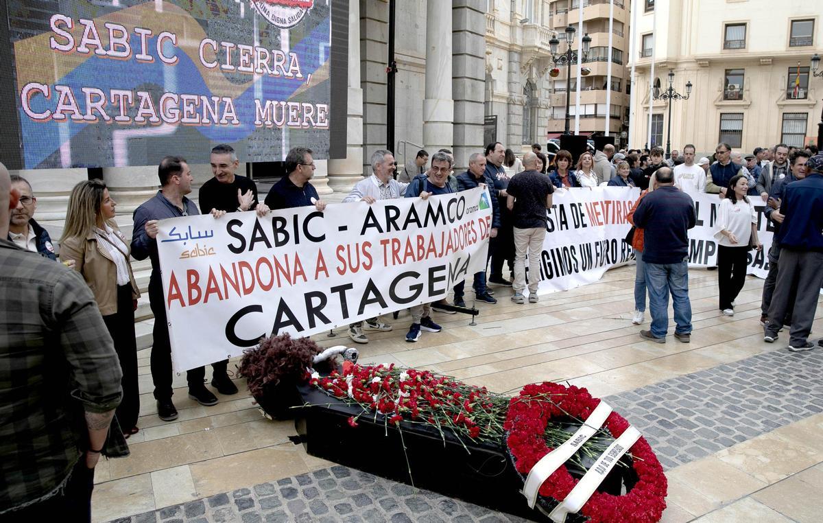 Protesta de trabajadores de Sabic junto al ayuntaniento de Cartagena