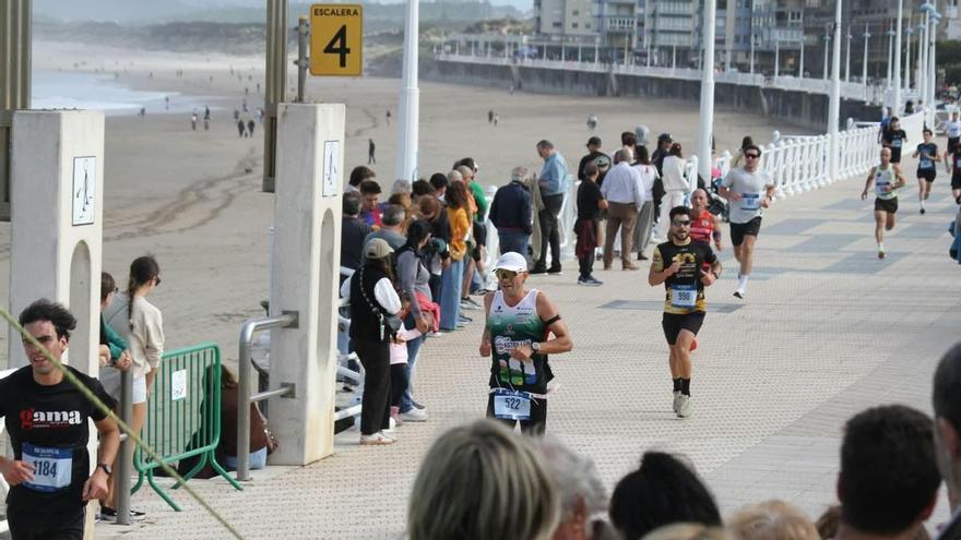 Salinas reúne atletas asturianos en una carrera de 10 kilómetros