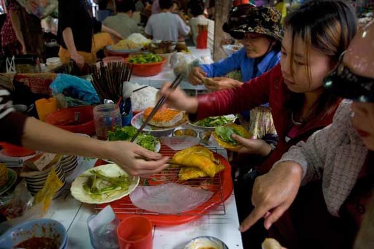 Tallarines y arroz en abundantes raciones son los platos más socoridos.