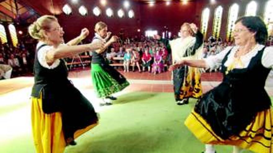 La parroquia de Guadalupe festeja el día de la Hispanidad con bailes y una misa