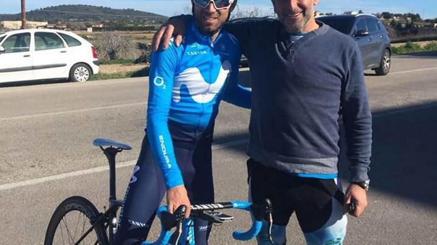 Valverde junto a Jaume Pou, ciclista aficionado.