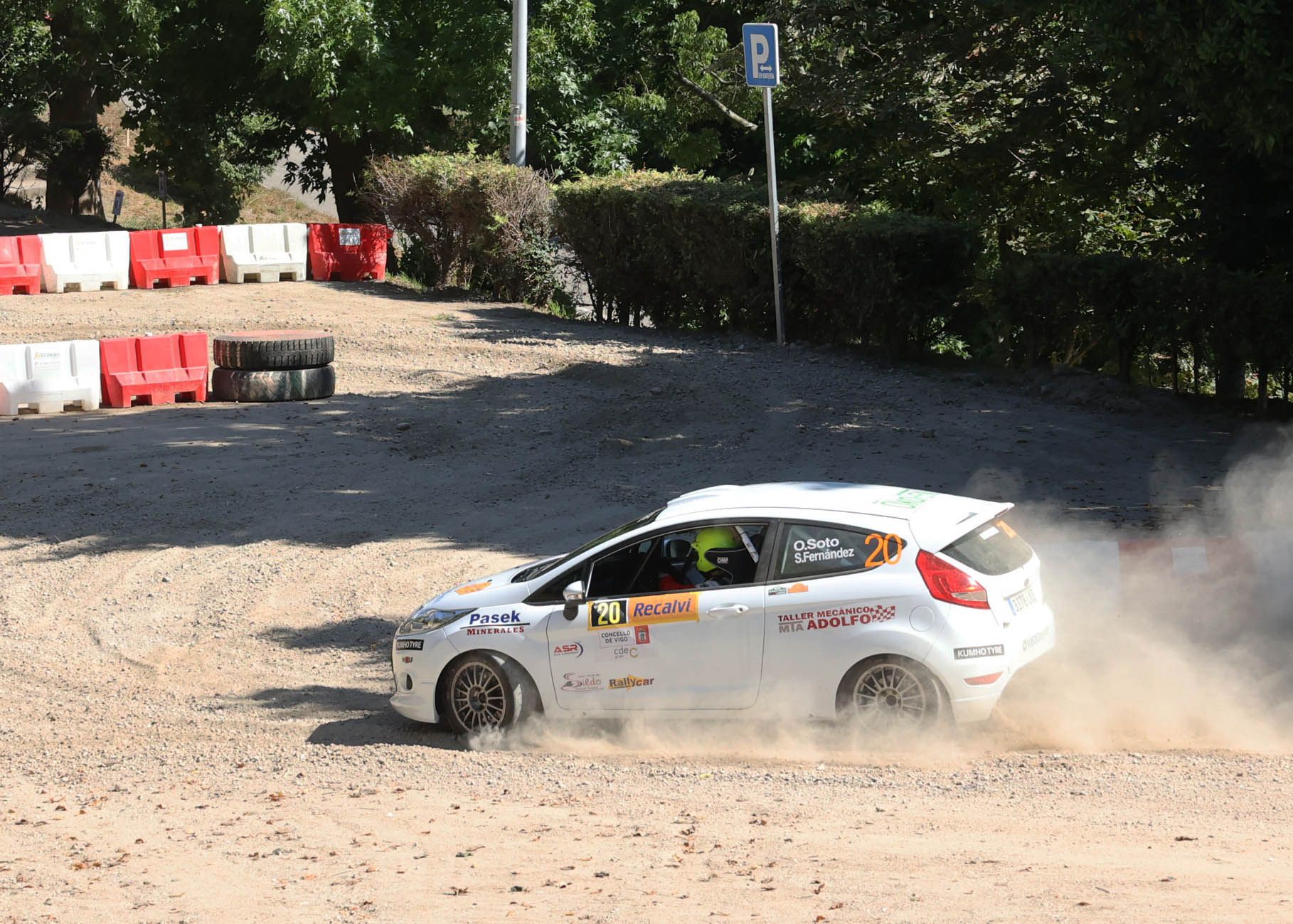 El espectáculo del Rallye Rías Baixas se apodera de O Castro