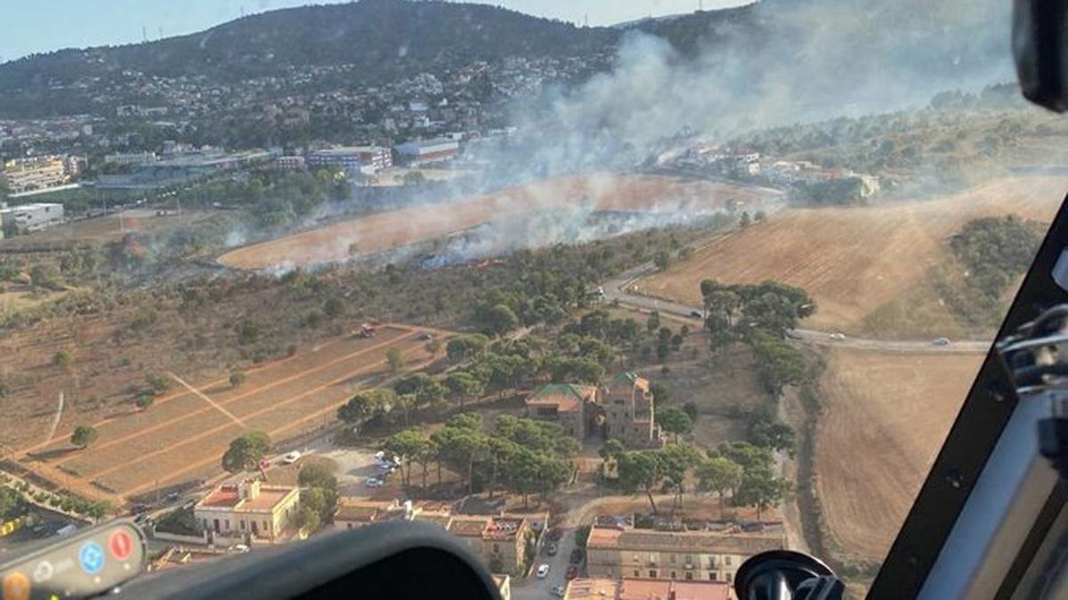 Activan 15 dotaciones y 2 medios aéreos #maer alertados por un incendio que afecta a una zona de matorrales en Sant Boi de Llobregat