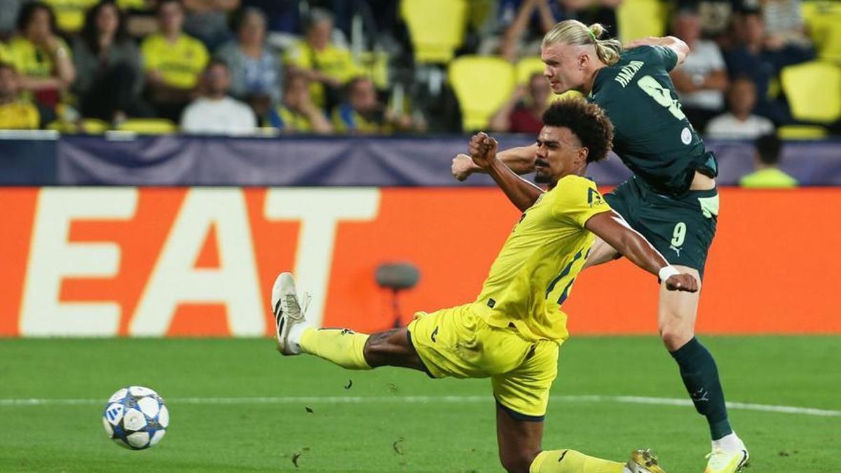 Haaland, dispuntando un balón.