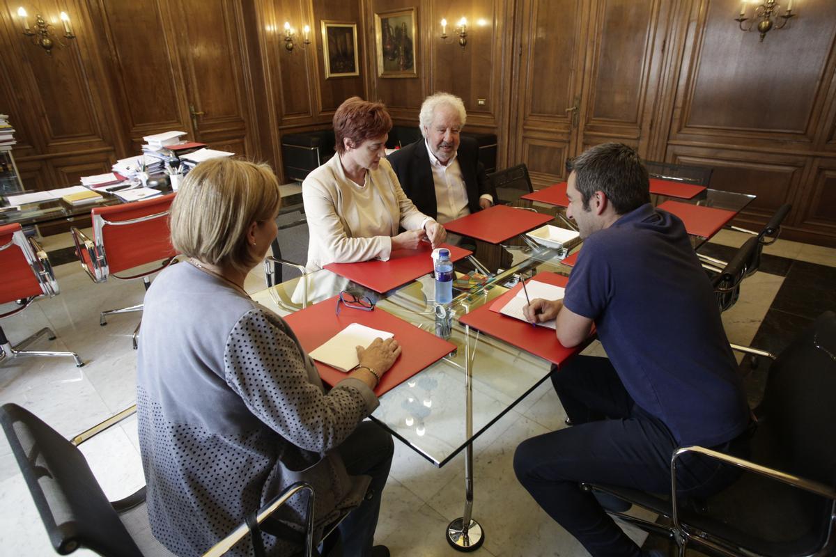 La alcaldesa Mariví y el portavoz socialista Manuel Campa, con los concejales de Ciudadanos Carmen Pérez Soberón y Javier Vidal García, en una foto de archivo.